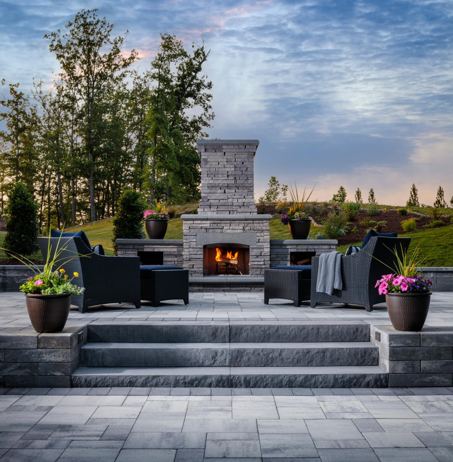 Belgard_MidAtlantic_2023_RES_Dimensions12_Dimensions6x9_MelvilleWall_LandingsStep_BordeauxFireplace_01_preview-1.jpg